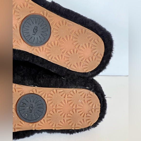 UGG Women’s Fluff Yeah Sheepskin Open Toe Slipper Slide in Black/White, size 9 - Picture 12 of 13